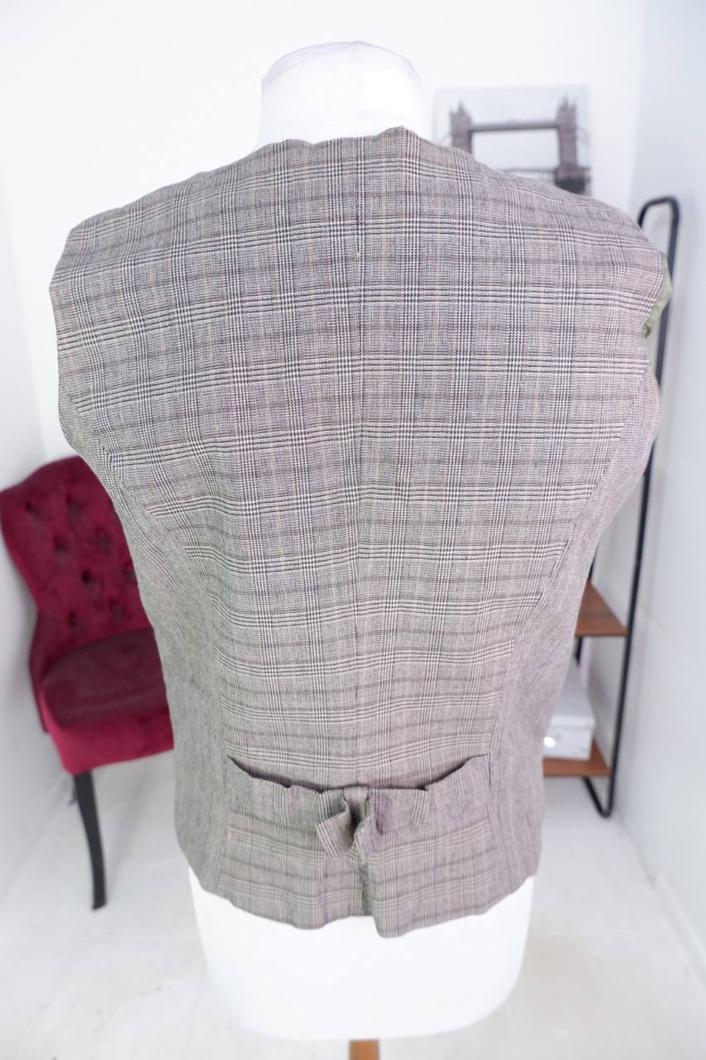 Жилетка для модного акцента в образе, визуально на 46 размер