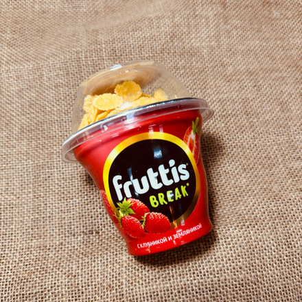 Йогурт «Fruttis Break» клубника-земляника 2,5% 175 г