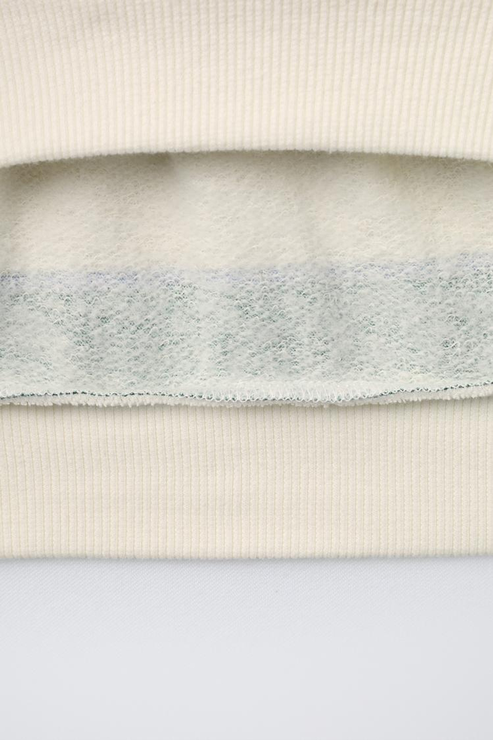 ZARA ТОЛСТОВКА В ПОЛОСКУ С НАШИВКОЙ, ЗЕЛЕНЫЙ/ЭКРЮ