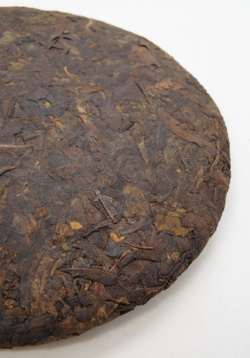 59278 Чай прессованный черный Пуэр Шу "Сэнчжун, 8-летний Аромат Зрелости", ци цзы бин 357гр