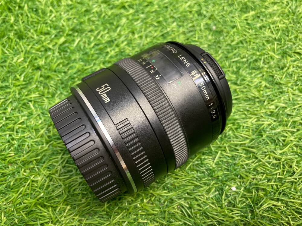 Canon EF 50mm 2.5 Compact Macro