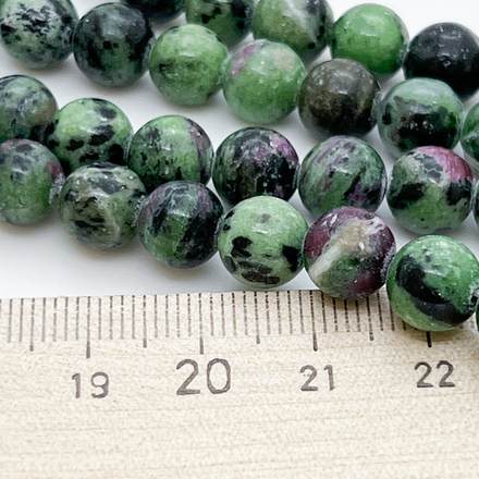 Цоизит бусины, диаметр 8,4-8,6 мм, цена за 22-23 шт (1/2 нити)