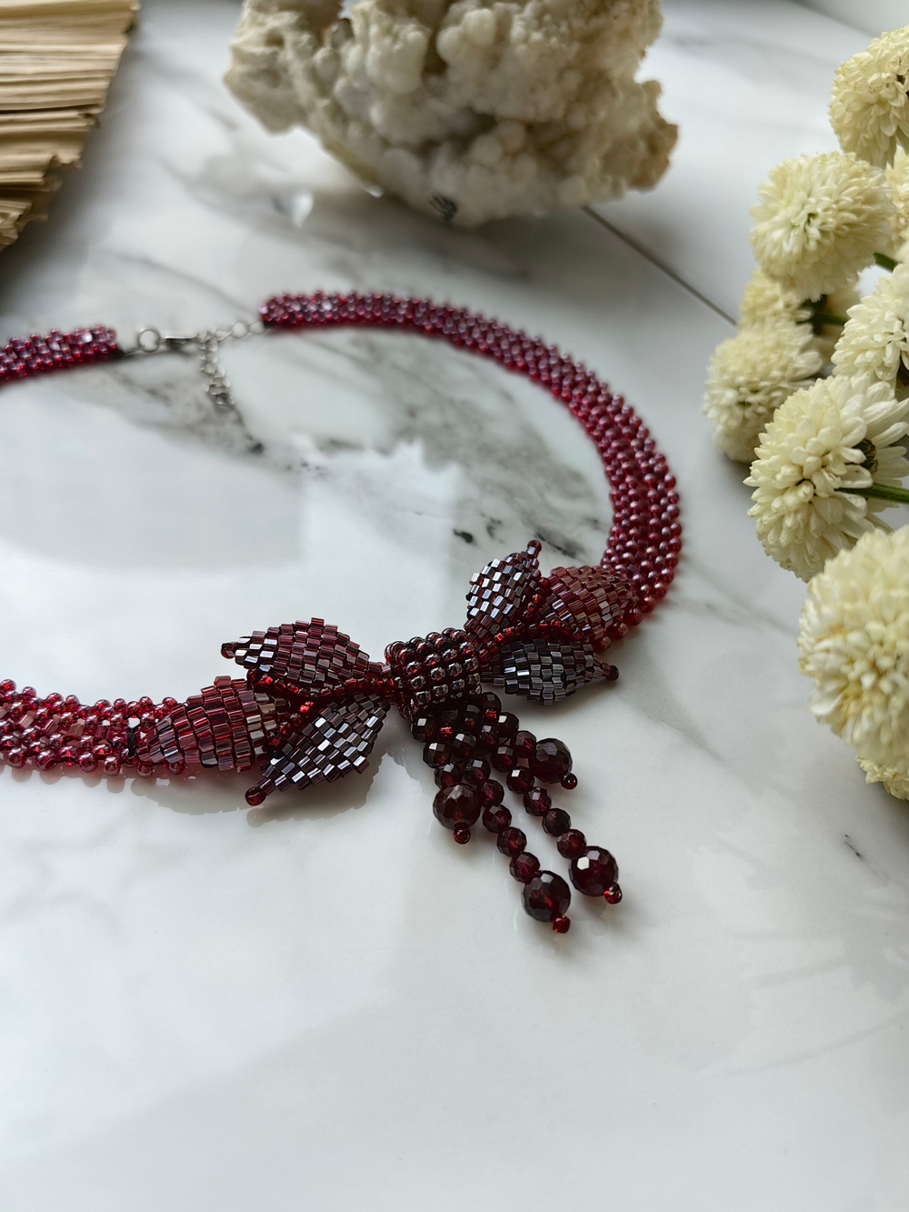 Колье "Бантик" ручной работы из бисера и камня гранат (альмандин)