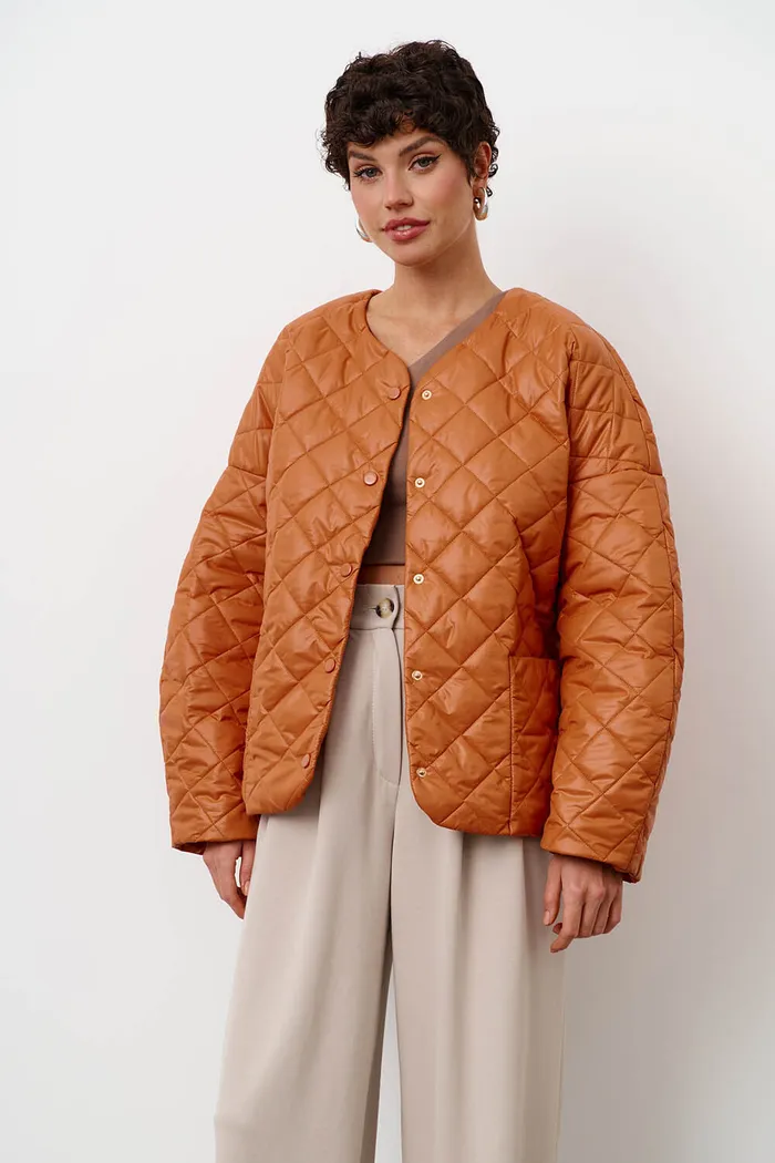 Стеганая куртка с карманами цвета карамель