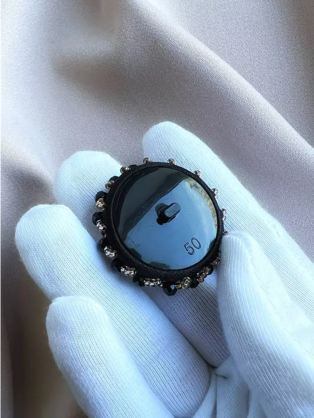 Большая декоративная пуговица-брошь с бисером и стразами