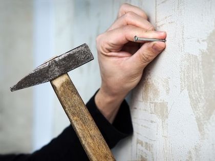 Как повесить картину на стену из гипсокартона