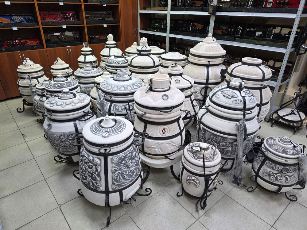 Если вы хотите купить тандыр в Казани, выбираете практичный и красивый тандыр для дачи и дома, обратите внимание на тандыр «Феникс». Это керамический тандыр с толщиной стенки 4,5–5,5 см, с термодатчиком (термометром), откидной крышкой на петлях и поддувалом на петлях, поэтому в нём удобно управлять жаром и готовить разные блюда. За счёт размеров (высота 81 см, корпус 52 см, горловина 28 см) тандыр подходит как тандыр для дачи, тандыр для дома и тандыр для беседки. Отдельный плюс модели — возможность готовить в несколько уровней: помещается этажерка Ø21 см на 4 яруса, что удобно для овощей, рыбы и закусок одновременно. В комплекте есть 8 шампуров, совок и кочерга, а также тандыр с подставкой — поэтому его часто выбирают как готовое решение “поставил и готовь”. Если нужен тандыр с доставкой, поможем быстро оформить: тандыр в наличии в Казани, доступен самовывоз и отправка в регионы.