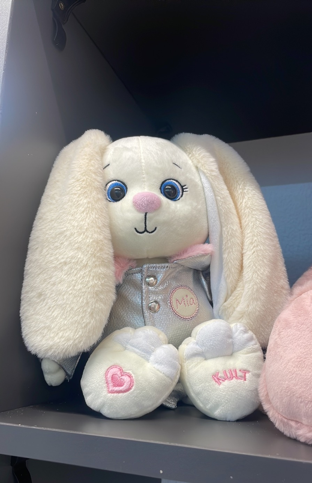 Букет 15 красных роз + 2 букета с мягкими зайцами