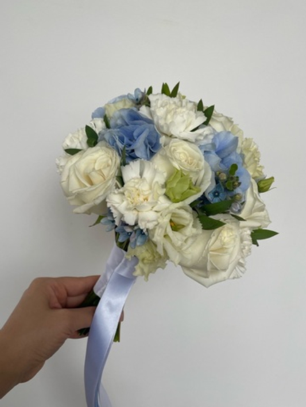 Свадебный букет из лизиантуса, гортензии, одноголовых роз, оксипеталума и эвкалипта