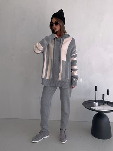 Серый трикотажный костюм с брюками