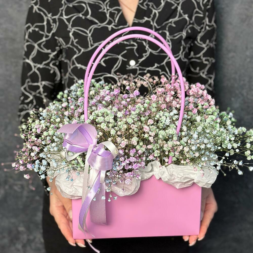 Композиция из радужной гипсофилы в сумочке
