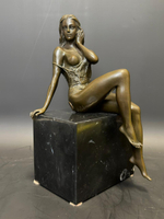 Бронзовая скульптура «Обнаженная на камне»