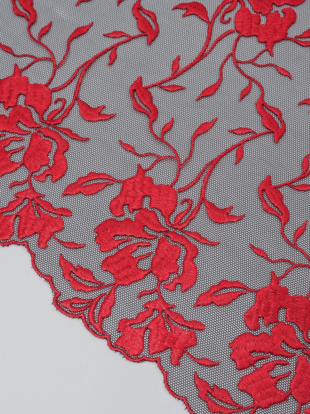 Вышивка на сетке черная с красным неэластичная ширина 23 см отрез 1 м