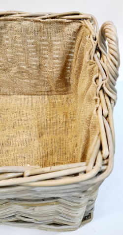 Плетеный короб из натурального ротанга, серого цвета, пришито нитками вложение из мешковины.