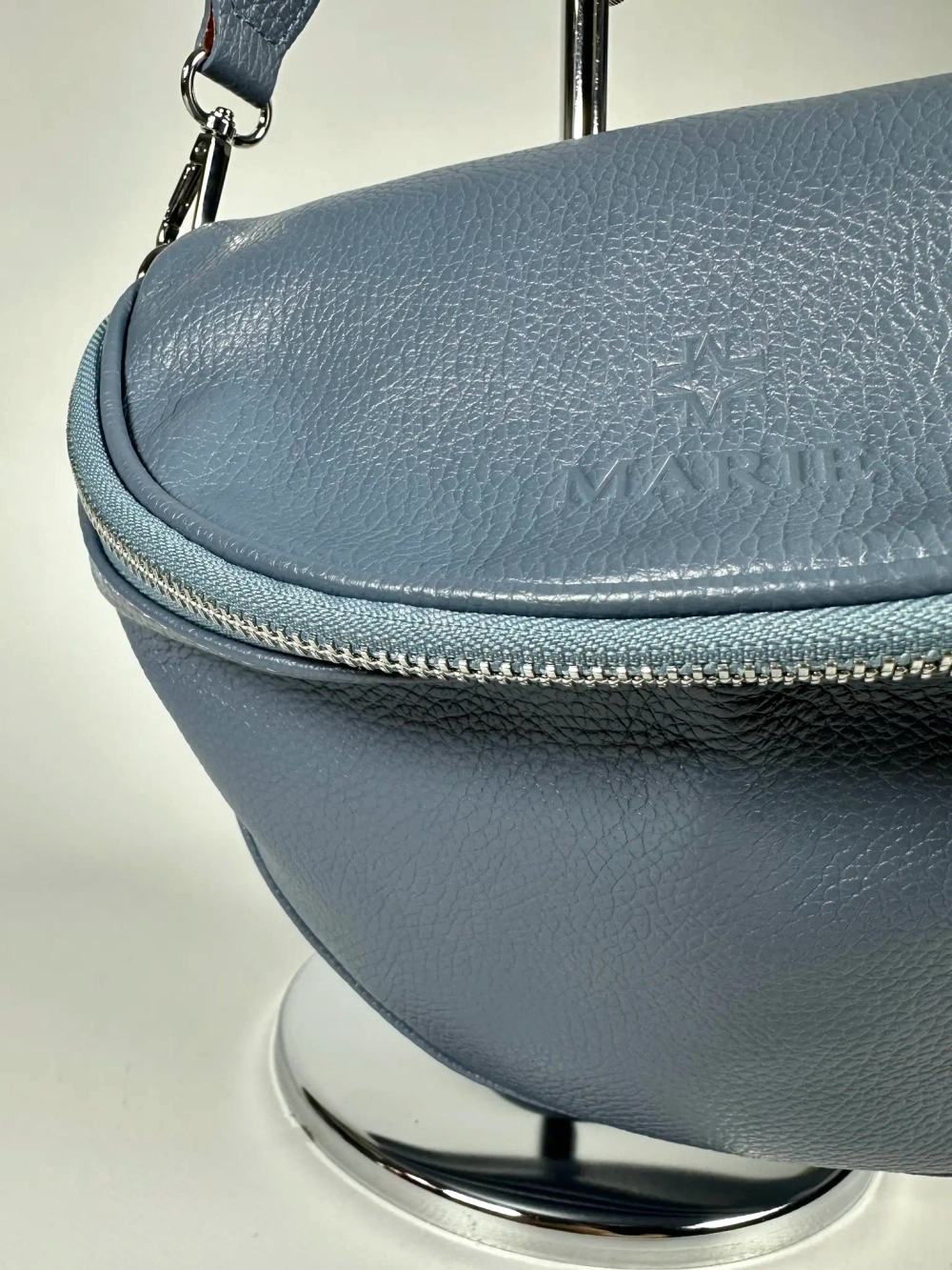 Женская кросс-боди сумка из натуральной кожи цвета джинс