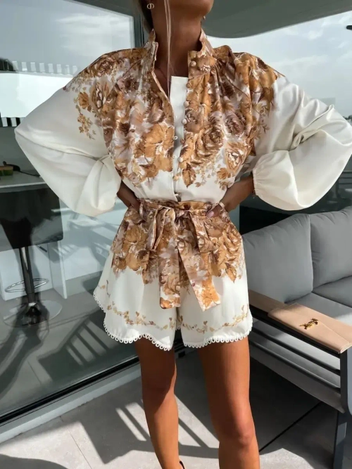 Летний костюм в узорах