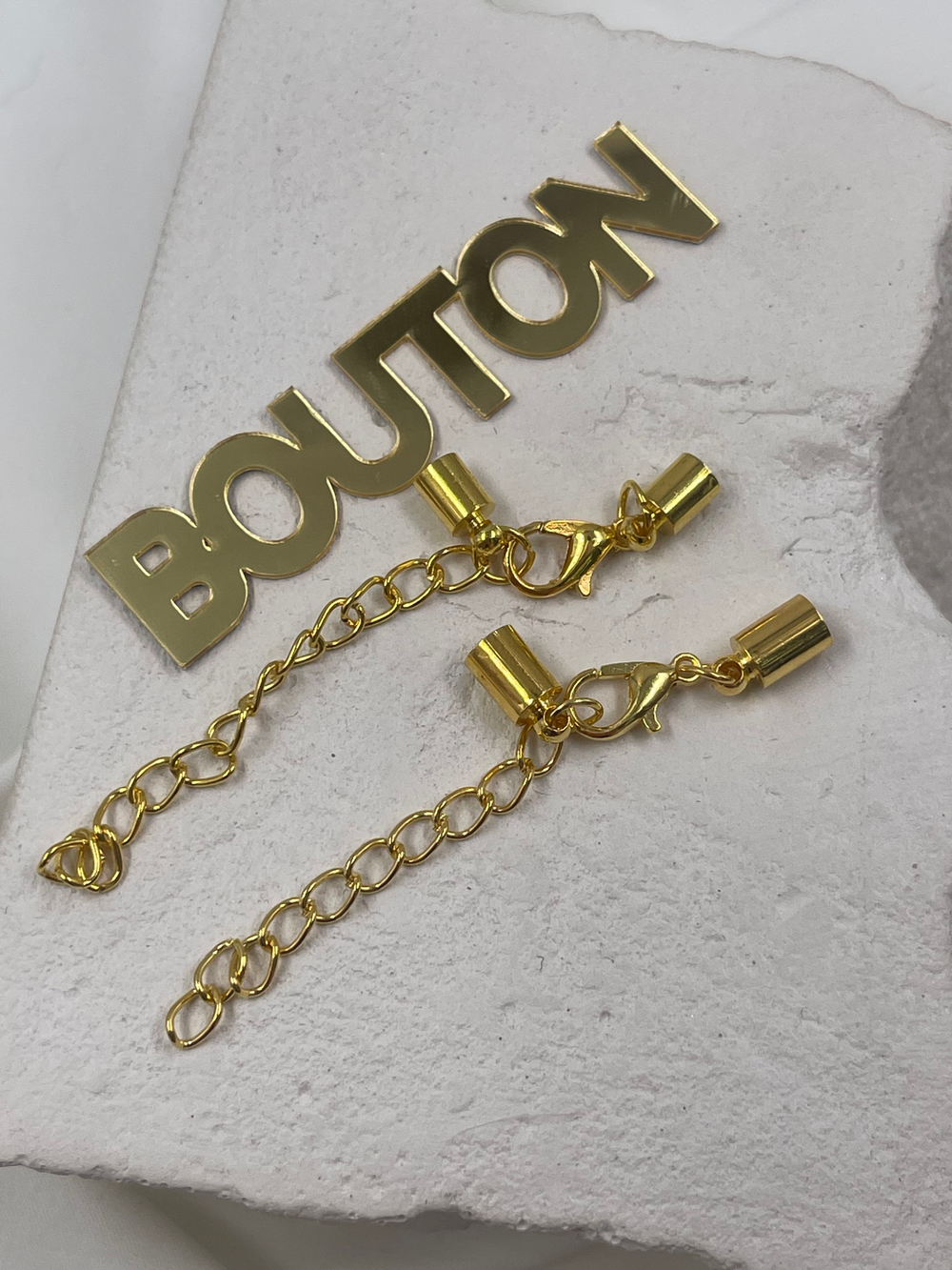 Карабин с цепочкой удлинителем золотистый