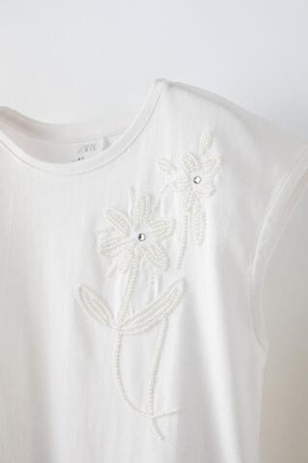 ZARA ФУТБОЛКА С ДЕКОРАТИВНЫМИ ДЕТАЛЯМИ, БЕЛЫЙ