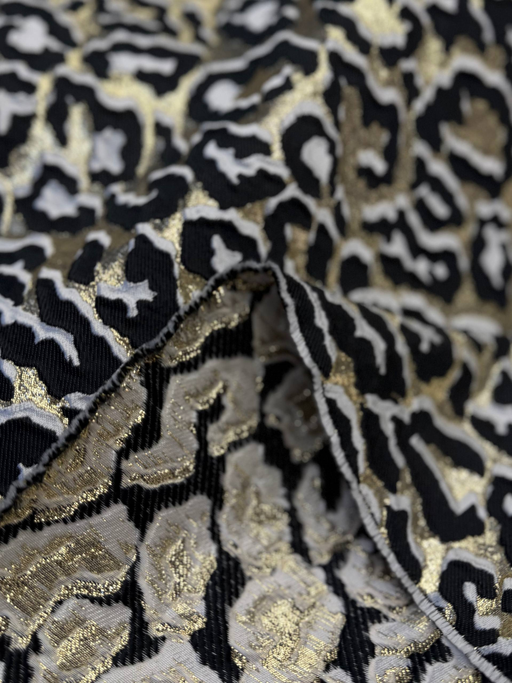 Жаккард шелк с п/э и люрексом Gucci золотой с черно-белым анималистичным принтом
