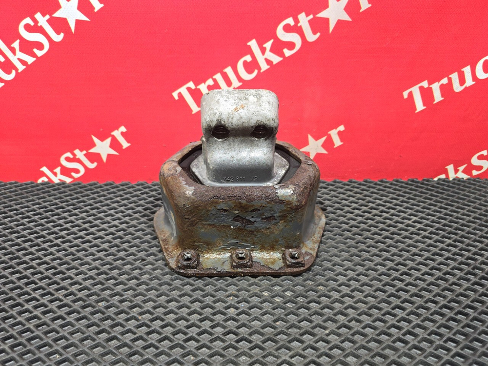 Подушка двигателя задняя