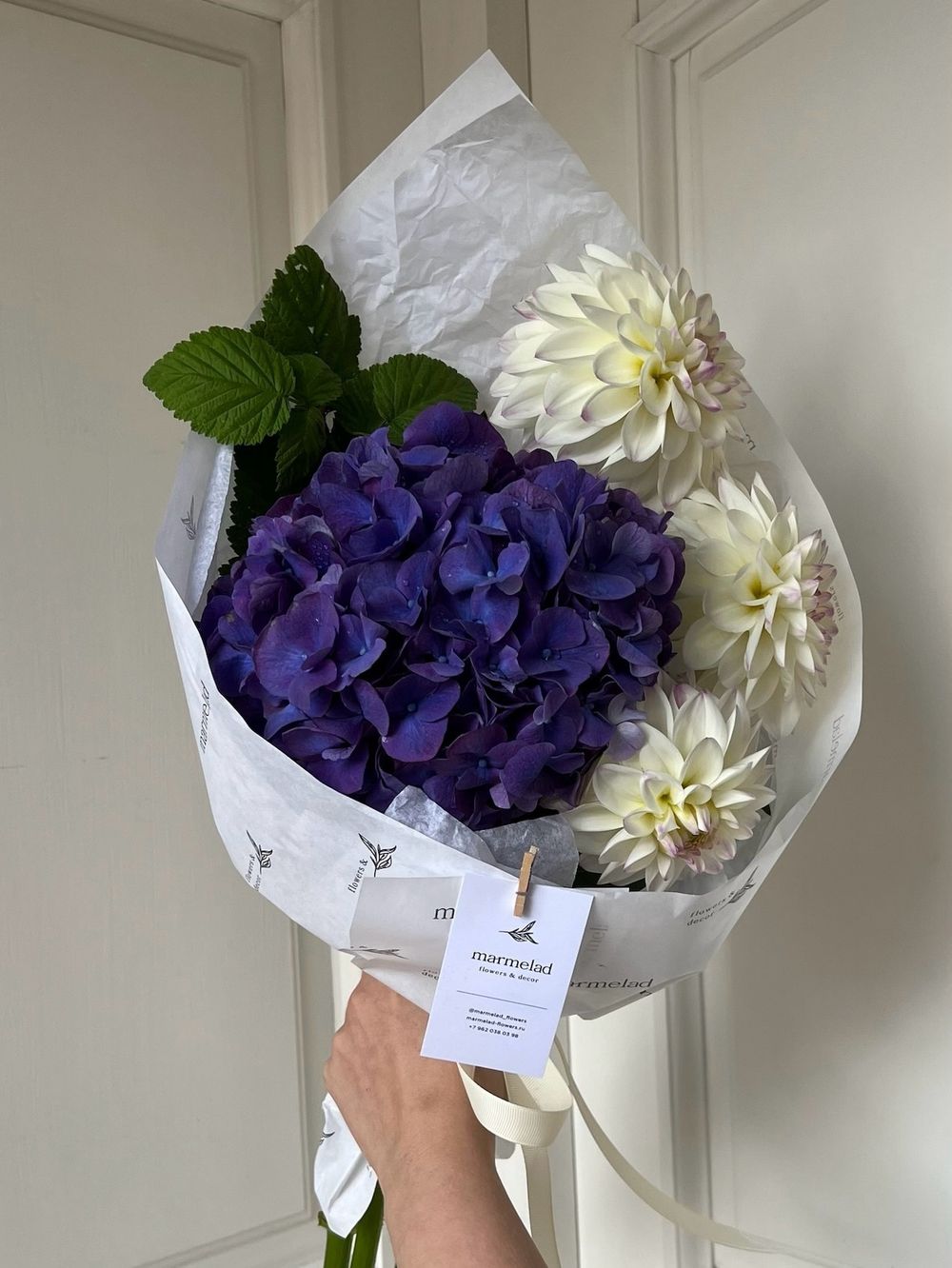 Кулек из гортензии и георгин