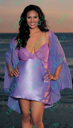 Сорочка из атласа и кружева с открытой спинкой