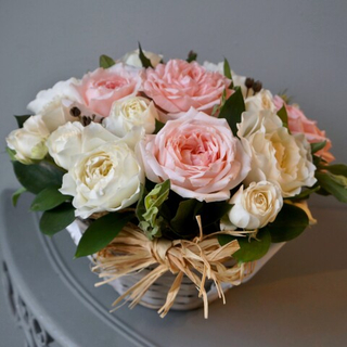 46. Композиция из роз в корзинке