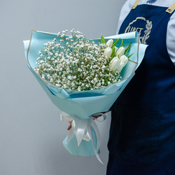 Букет с гипсофилой и тюльпанами в голубом оформлении