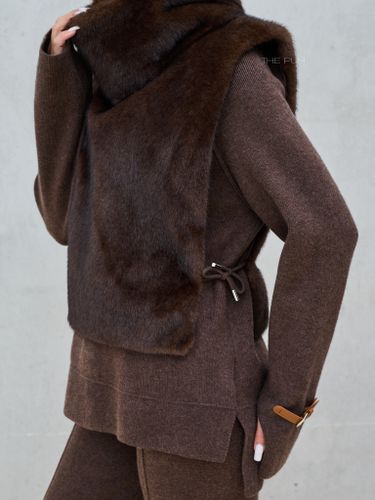 Шоколадная манишка из эко-меха с завязками
