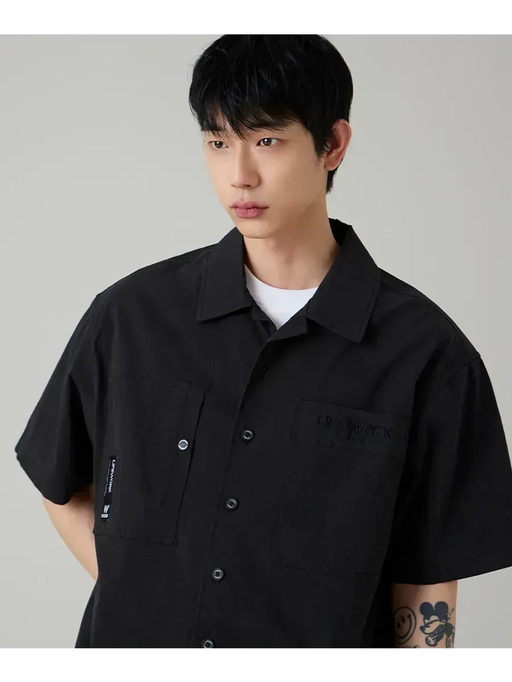 Рубашка с короткими рукавами и 2 карманами с логотипом