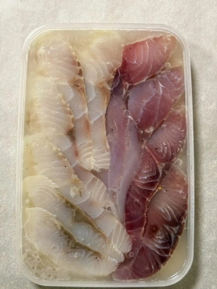 Ассорти Омуль (филе-кусочки) + Сазан (филе-кусочки) в масляной заливке 200гр.