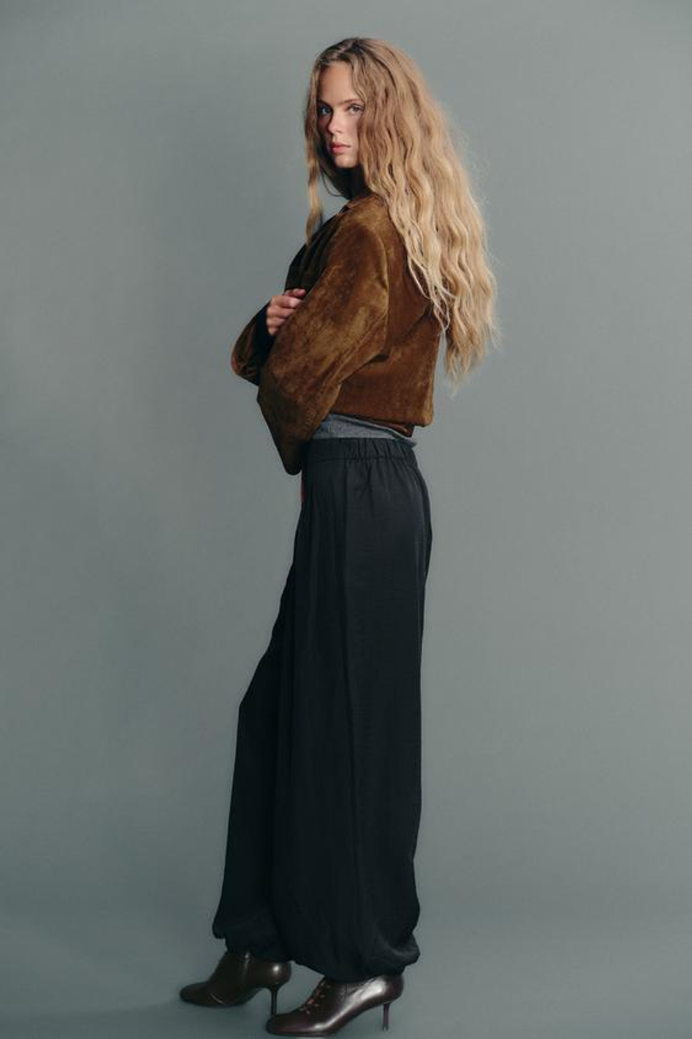 ZARA БРЮКИ-БАГГИ ИЗ СТРУЯЩЕЙСЯ ТКАНИ, ЧЕРНЫЙ