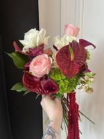 Свадебный букет из гортензии, одноголовых роз, калл, зелени, антуриума и амаранта