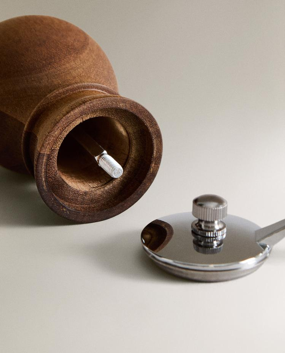 ZARA HOME ДЕРЕВЯННАЯ МЕЛЬНИЦА ДЛЯ ПЕРЦА СО СТАЛЬНОЙ КРЫШКОЙ, СВЕТЛО-БЕЖЕВЫЙ