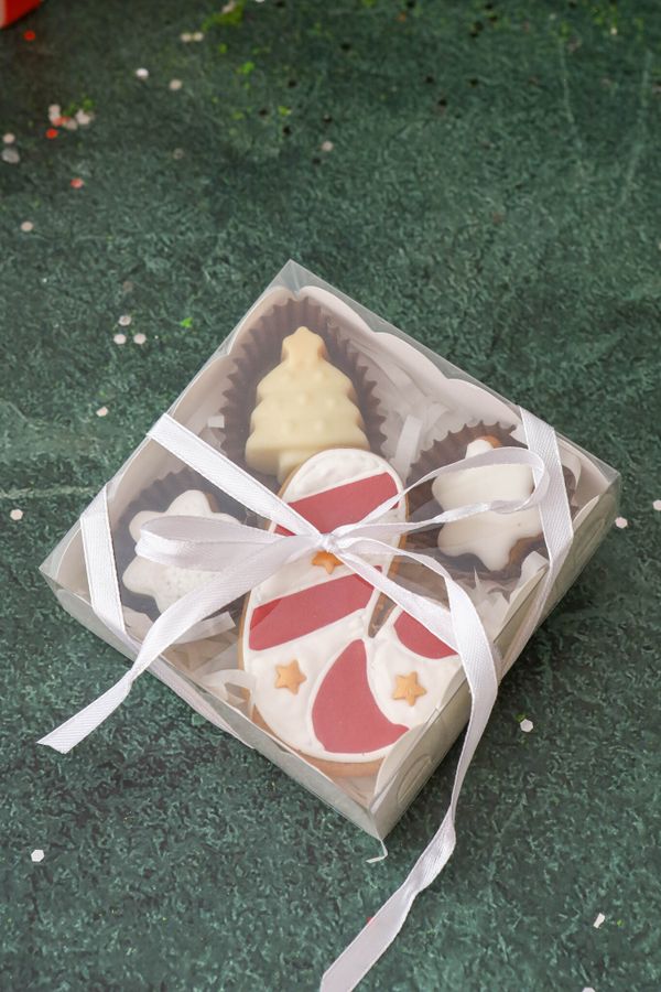 Новогодний мини пряник, два пряника мини снежинки, шоколадная елочка