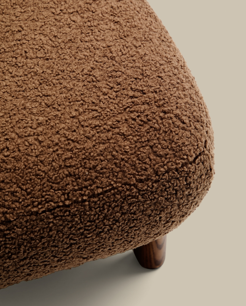 Пуф La Forma (ex Julia Grup) Cabana Taupe Boucle с ножками в отделке орех 65x55,4