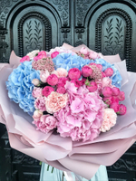 Гранд-букет из гортензий, ярких кустовых пионовидных роз, диантусов и сухоцветов