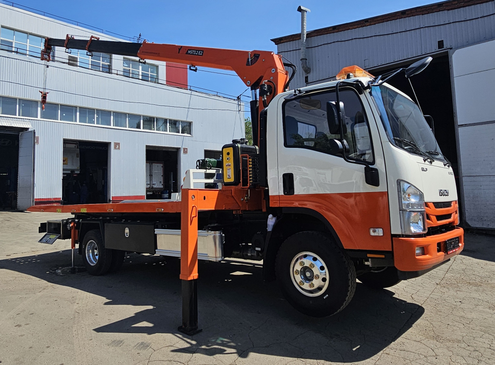 Эвакуаторная платформа 4.5 т с КМУ 3.2 т на шасси Isuzu Elf