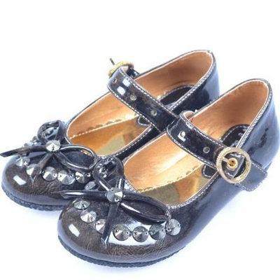 Туфли детские из лаковой кожи с клепками и бантом