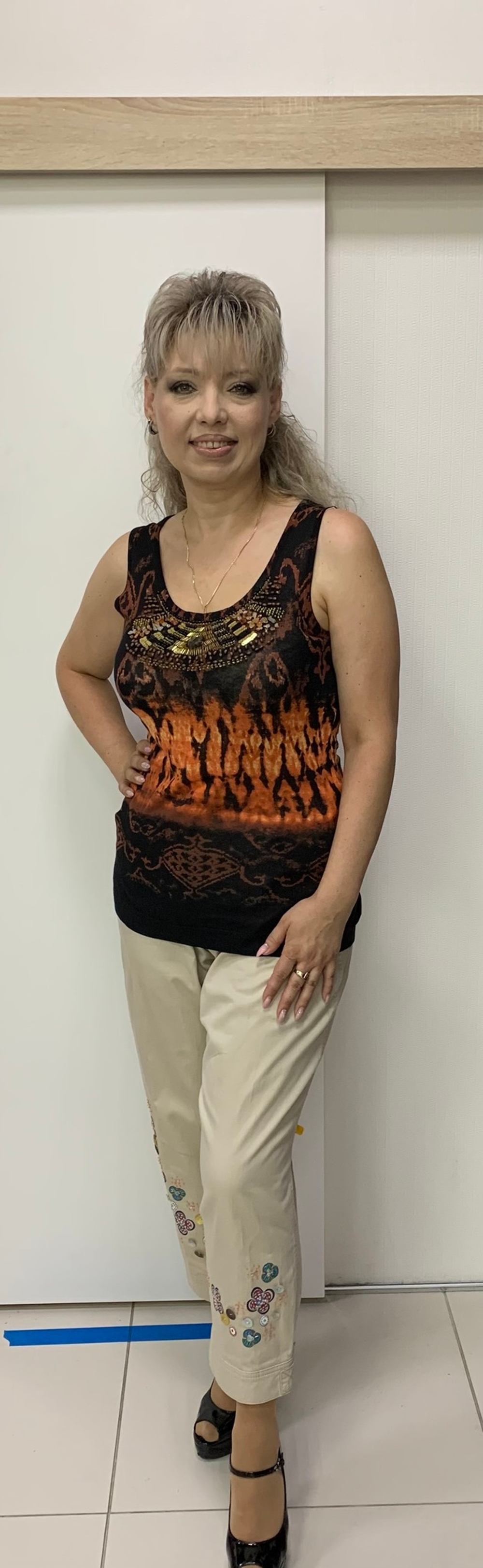 Бежевые стрейчевые капри из хлопка с пуговками и цветочками по низу