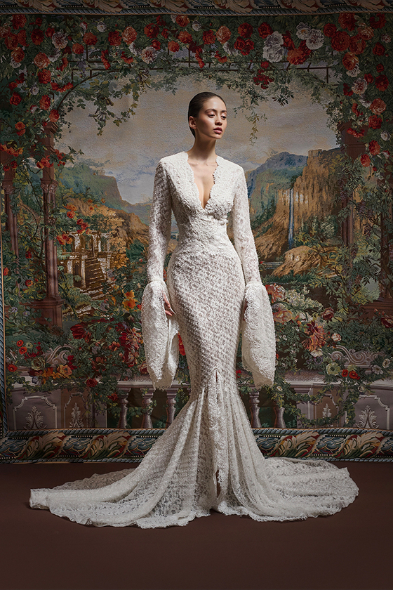 Платье макси со шлейфом и вставками из кордового кружева