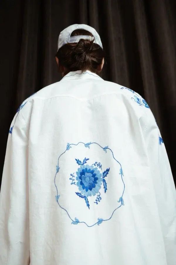 Рубашка с Синими Цветами Вышитыми Вручную белая - фото 3