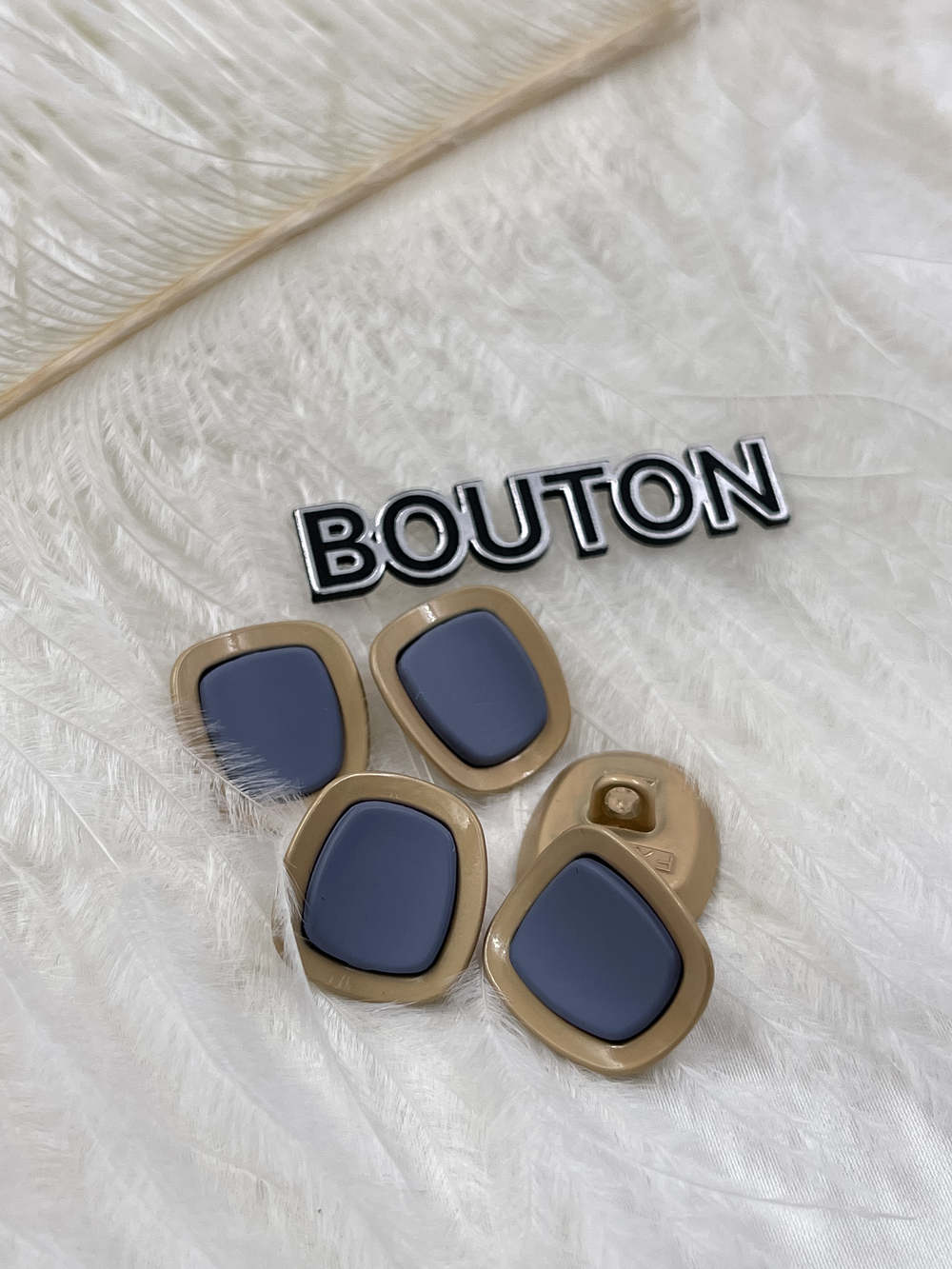 Пуговицы матовое золото голубые прямоугольные