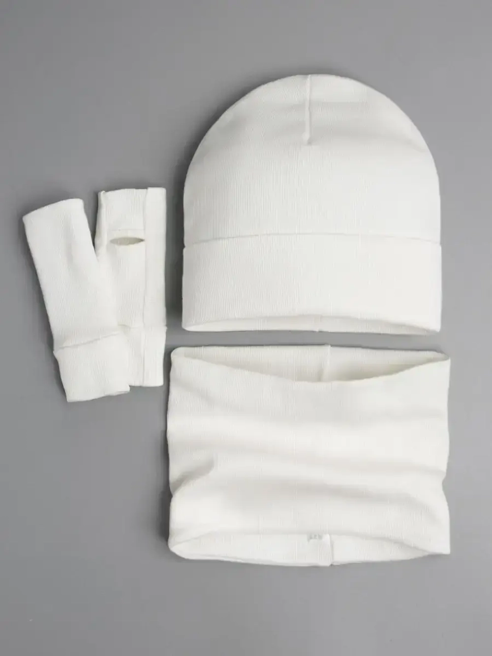 Шапка детская со снудом и митенками