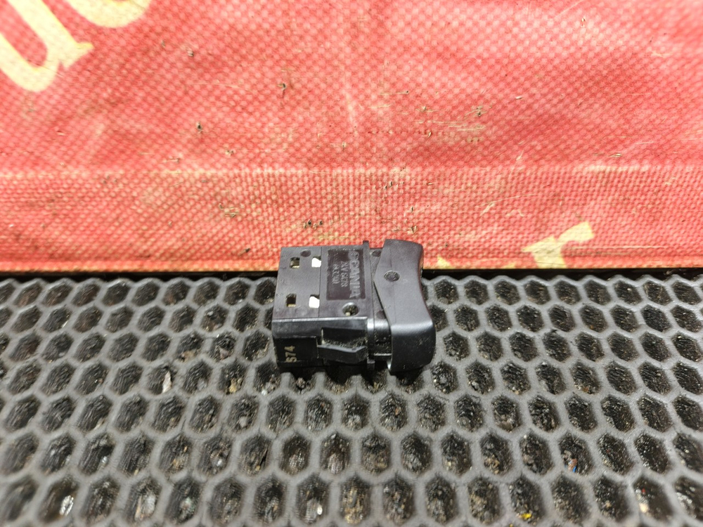 Кнопка сигнала заднего хода