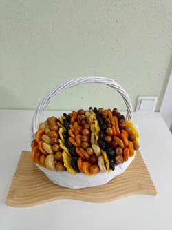 Сухофрукты в корзине