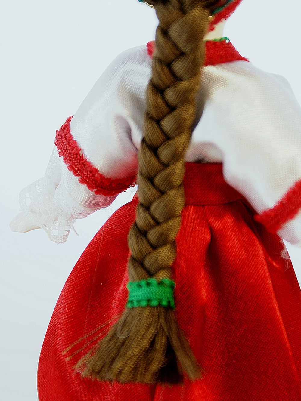 Кукла коллекционная в девичьем праздничном костюме