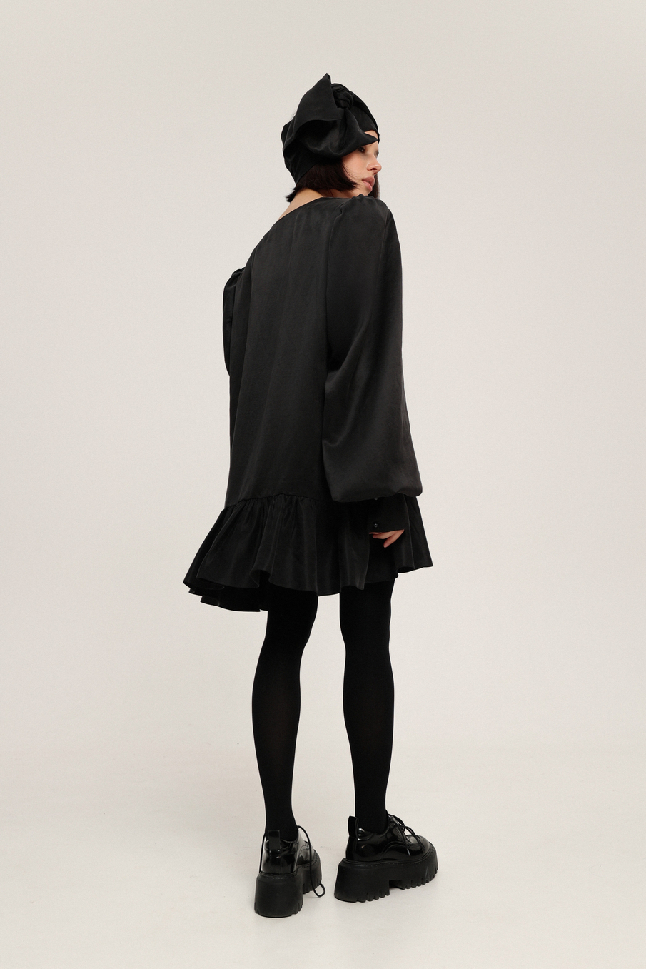 Платье с воланом