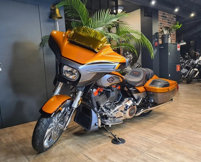 CVO Street Glide "Torched Orange CVO Tri-Tone" (2026)