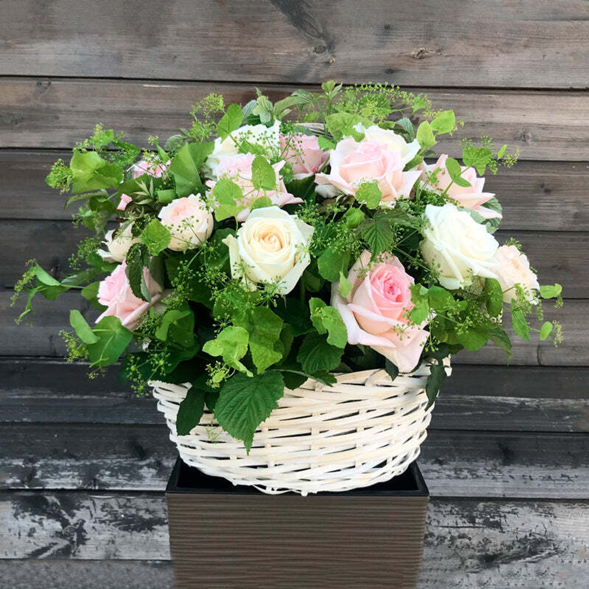 Розовое облако — корзина ароматных роз